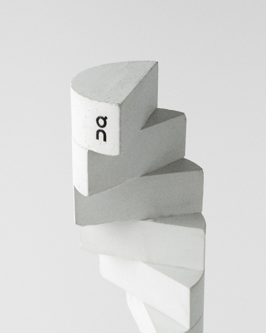 On Squad Running 2026 Trophäe aus Beton mit recyceltem Gummi, modulare gestapelte Form