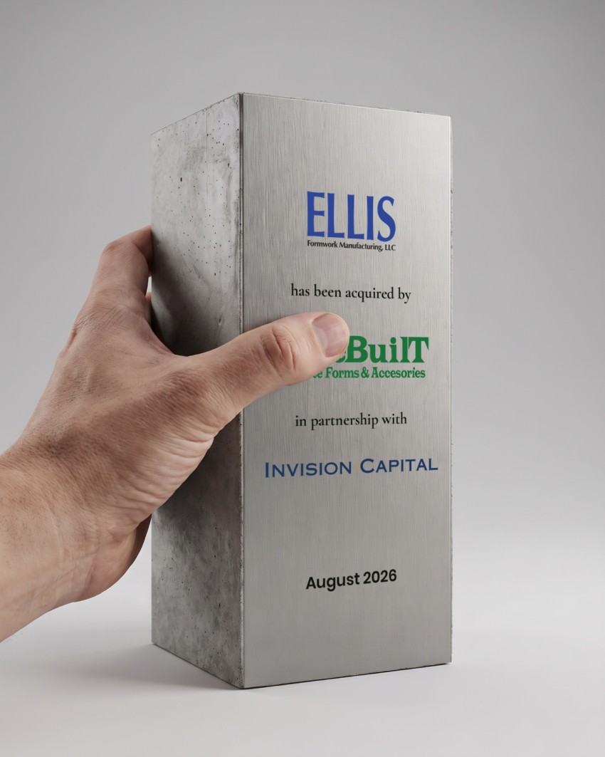 Maßgeschneiderte Trophäe Financial Tombstone - Invision Capital, 2026: in einer Hand gehalten
