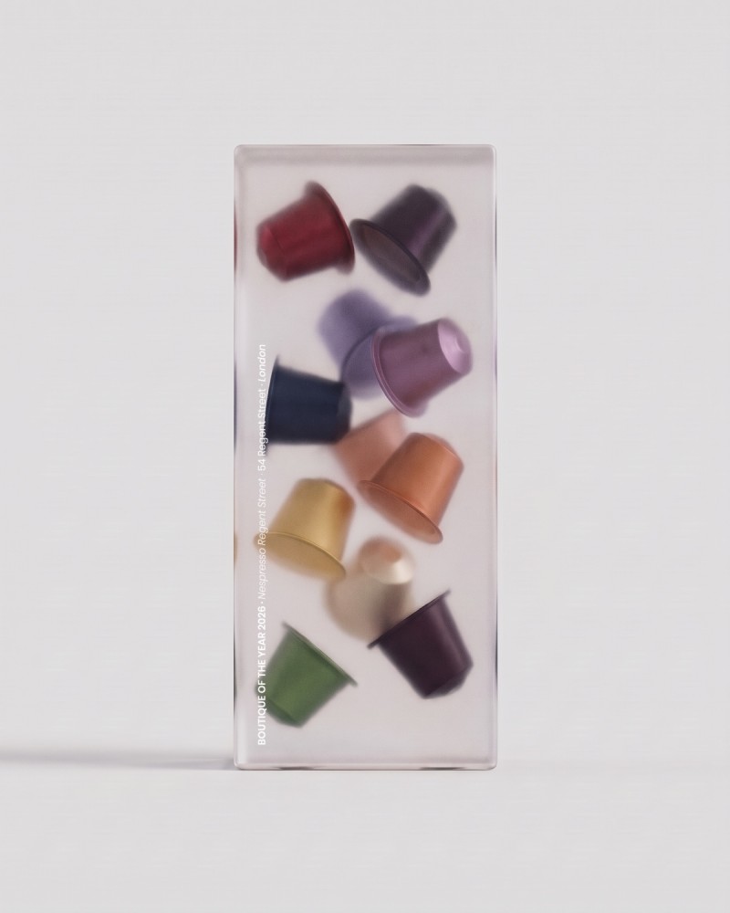 Nespresso-Trophäe, 2026 - Einschluss in Acrylglas, Winkelansicht 2