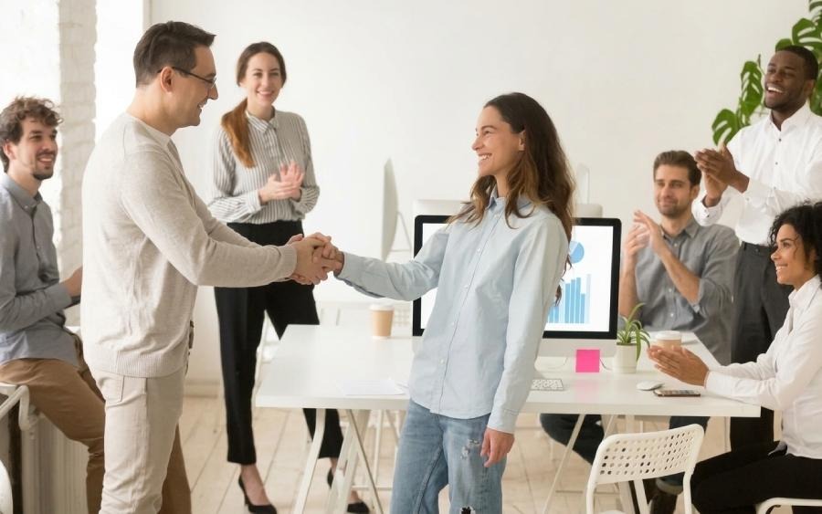 Nicht-monetäre Belohnungen: Talent würdigen, über das Gehalt hinaus
